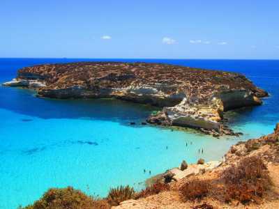 Baia dell'Isola dei Conigli � Appartenente all�arcipelago delle Pelagie, l�Isola dei Conigli � separata da Lampedusa da uno strettissimo braccio di mare e rappresenta una riserva naturale fortemente protetta. Accoglie una spiaggia dalla sabbia bianca che ogni anno accoglie migliaia di tartarughe che depongono qui le loro uova